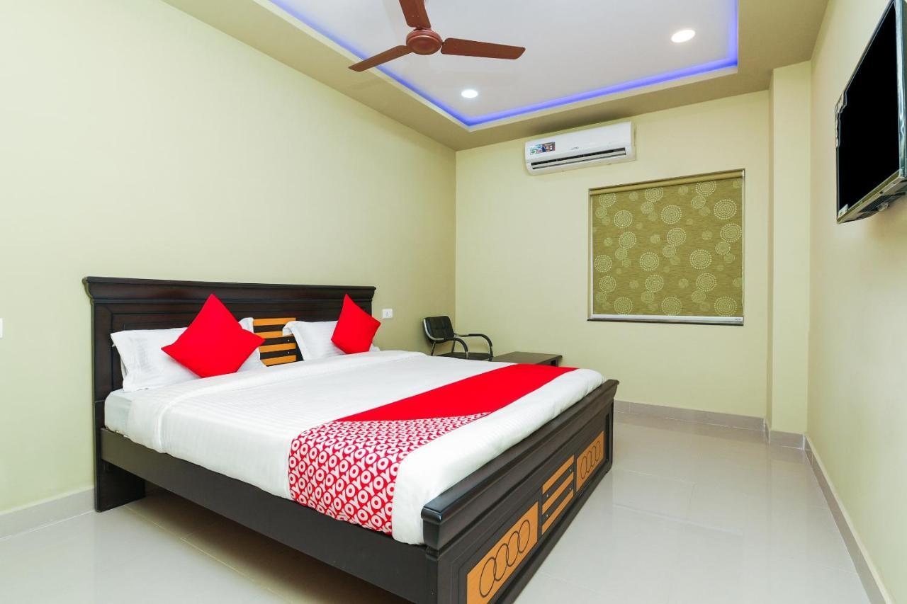 Oyo 27902 Center Point The Hotel Visakhapatnam Exterior photo