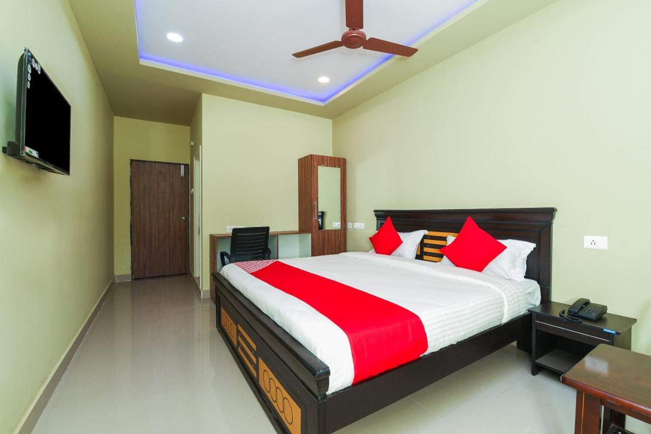 Oyo 27902 Center Point The Hotel Visakhapatnam Exterior photo