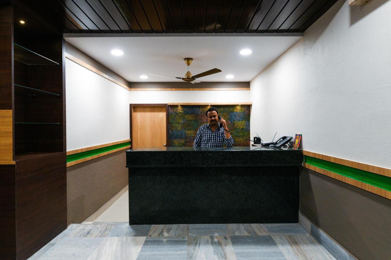 Oyo 27902 Center Point The Hotel Visakhapatnam Exterior photo